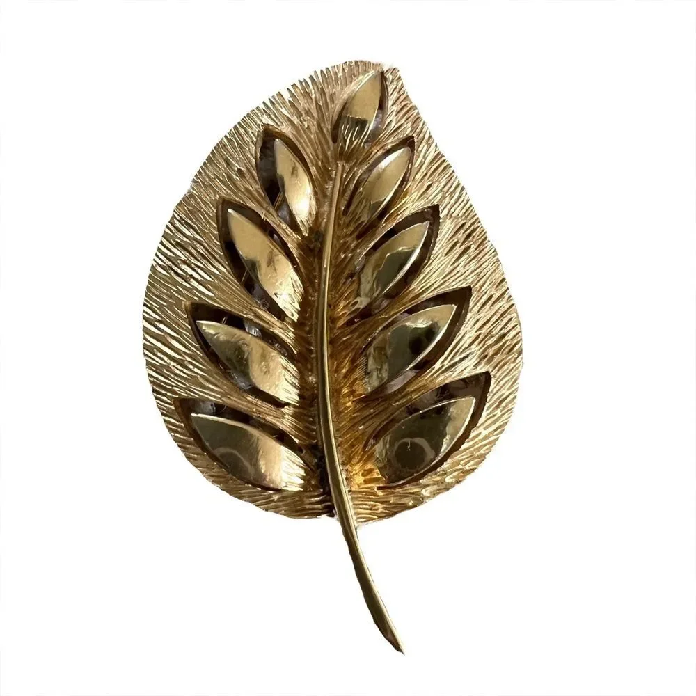 Vintage Retro Trending Leaf Gold Tone Brooch Pin Size 2.5”